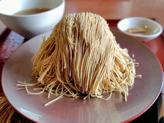 アーリーチェックアウトのプランなので10時前にお部屋を出て、10時に予約しておりました『栗の点心 朱雀』をいただきに小布施堂本宅へ。
