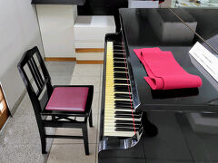 毎年新栗の時期に訪れる小布施は今年で6度目。

今回は三館共通入場券(1,300円)を購入し、『北斎館』、『おぶせミュージアム・中島千波館』、『高井鴻山記念館』を巡ることに。

まず向かったのは、『おぶせミュージアム・中島千波館』

こちらで三館共通入場券を購入したのですが、現金払いのみ。
『北斎館』ではクレジットカード払いが可能なようです。

こちらを訪れた一番の目的はストリートピアノを弾くため。

象牙の鍵盤という珍しいピアノだそうです。

まだ来館者がおらず、娘にのびのびと弾いてもらおうと思っていたのですが、ちょうど次に来館された方にうるさいと言われてしまい。。断念したのでした。。