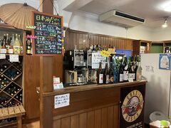 そんなところに「角打ち」という幟がヒラヒラとはためくお店を発見。
その幟だけでもインパクト大なのに、さらには「城崎ビール」の張り紙が。

外観写真を撮るのも忘れて引き寄せられて「坂本屋酒店」の店内へ。