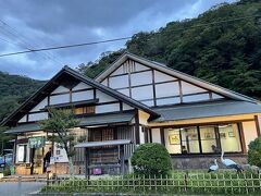 そんなコウノトリの方の元湯に一番近いことから「鴻の湯」と名付けられたこちら。〝しあわせを招く湯〟といわれています。
特徴は、比較的敷地が広く露天風呂がある事と他の外湯にはなかった湯上りに休憩できるスペースがあること。

4つの外湯に入り、この日の湯めぐりは終了。夕食の時間が近づいてきたので、旅館に戻ります。