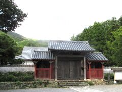 宗家菩提寺・国指定の「万松院」は対馬藩主の居城だった金石城の西側、搦手門近くにあります。　　
「桃山式山門」で知られています


