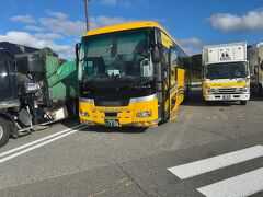 　今回は、イルカ交通バスで名古屋へ向かいます。
　ひるがの高原サービスエリアで休憩