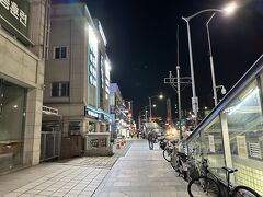 今日のホテルは駅から歩いてすぐのはず。
ナビを頼りに進みます。