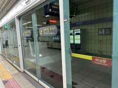 1人なら歩けない距離でも無いですが、MRT5号線に乗り込みます。
