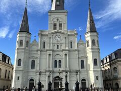 この広場に面して建つのが「セント・ルイス大聖堂(St. Louis Cathedral)」。1718年の町の設立後に1727年に最初の教会が建てられ、1788年の火災などを経て1794年に現在の聖堂が建てられたとのこと。