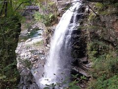 神社の脇の方から 滝が見えました