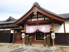 門を潜ると，代官所の建物がありますが，入り口はここではなく，