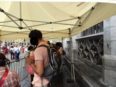「王の家（ブリュッセル市立博物館）」に並びます。
入場待ちが発生中。

並んでいると、スタッフからブリュッセルカードを持っているなら、ここに並ぶ必要はないよー的なことを言われ、移動。