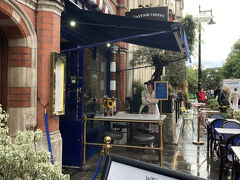 1日ゆっくり休み、病院で診て頂き、安心したらおなかが減ってきました。
下の子も大好きな電車ものりたいというので、行ってみたかった
フィッシュアンドチップス屋さん『Mayfair Chippy』に行ってみることにしました！

18時半過ぎ、いい時間なので数組並んでいます。
この旅初めて約20分並びました。
