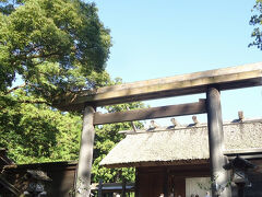 初めて参拝する伊勢神宮下宮。朝9時30分過ぎですが、既に多くの参拝者の姿。