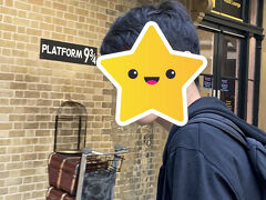 まずは、お兄ちゃん希望のキングスクロス駅にあるハリーポッターのプラットホーム９3/4へ。
9時30分で2時間待ちと言われました。そんなに並んでないんですが、1人ずつかなりの時間かけて写真撮っていました。サポートするお姉さんがいて、
ポーズや撮影方法も指南されていたので待ち時間も納得。


我が家の男子君は、そこまでの写真は求めていないのですぐ横のショップにGoです。
