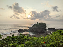 少しずつ太陽が見えてきたので、天気に勝った！と思いきや、この時がピークで再び雲の中に隠れてしまい海に沈んでゆく夕日を見る事は出来ませんでした。
