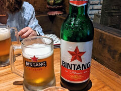 ウブドに戻って昨日と同じくDIANの奥の小上がり席で、お疲れ様でしたのビンタンビール！

