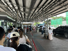 翌朝もう一度ビーチでのんびり（＝二日酔いでぐったり）してから北パタヤバスターミナルに向かいます。今度こそ大型バス！