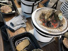 亀老山展望台から車で10分ちょっと。

外観とりわすれましたが、、、、ここは道の駅よしうみいきいき館。
自分の好きな具材を買って、海鮮BBQが楽しめるんです。
1330に予約しておきました。