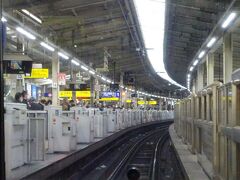 横浜駅に到着。
車内の客がかなり入れ替わり、差し引きさらに混雑。