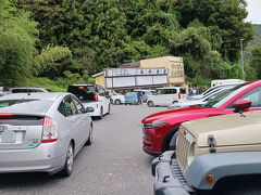 永井食堂。駐車場はこの通りです。公共交通機関は有りません。