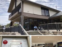 京都丹後鉄道宮津線の天橋立駅、2015年に改装されたという事で、綺麗な駅舎です。
1990年の北近畿タンゴ鉄道へ、JR西日本から移管され、今も宮津駅からJRの電車特急が走っています。

駅舎は、伊根町の舟屋を模したカタチで、1991年に日本鉄道建築協会賞を受賞しています。
1階が観光案内所となっており、様々なパンフレットや地図が用意されていました。