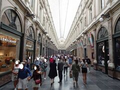 素直に「ギャルリー サンチュベール」に戻ってきました。
こちらもショップはお休みが多かったです。