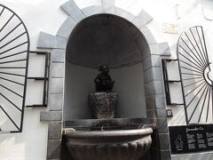 「シェ・レオン」を通り過ぎて、右の小路へ入って行くと・・・。

「小便少女」の像が。。。
結構リアルで驚いちゃいました（笑）。
「小便小僧」のパロディみたいですね。