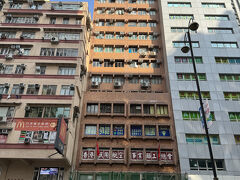 みづらいですが、信号前のカフェを調査しました。