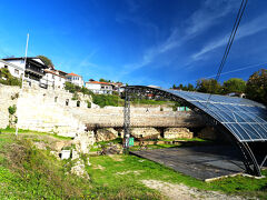 ローマ時代の古代劇場
復元したものです。観客席の石は埋もれていたものや転がっていたものを使用しています。
現在も夏にはフェスティバルが開催されるようです。
写真に写っている家の住人は家からでも見えますね。花火みたいなものかな
