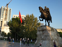 スカンデルベグ像
スカンデルベグは、中世アルバニアの君主であり、オスマン帝国に抵抗した民族的英雄です。オスマン帝国相手に25連勝して、アルバニアの国旗のデザイン鷲の羽根は25枚となっています。