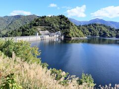 奥只見湖は、奥只見ダムによって形成された人造湖。
貯水量6億tを超える、日本屈指の巨大人造湖です。

