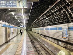 円筒形をしたトンネルの中にホームと線路があります。営団地下鉄（東京メトロ）で初めての工法でした。
木場駅は、東西線で最も深い地下約22.4 mにホームがあります。