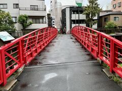真っ赤な欄干の新田橋。
新田橋（にったばし）は、大横川（旧大島川）に架かり、江東区木場5丁目と木場6丁目を結んでいる人道橋です。
岐阜県から上京して医院の開業をしていた新田清三郎氏が、不慮の事故で亡くなった夫人の霊を慰める「橋供養」の意味を込めて昭和7年（1932年）に架橋しました。
当初、新船橋と名付けられましたが、人望があった新田医師を偲び、いつしか新田橋と呼ばれるようになりました。
現在の橋は、平成12年（2000年）に再建されたものです。