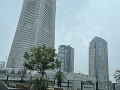 この日、外はあいにくのお天気で、外に出てお散歩をすることは出来ず残念でした。
向こうに横浜ランドマークタワー。このランドマークタワーを見ると2020/10、始まったばかりのGoToトラベルを利用して同僚4人で横浜ロイヤルパークホテルに泊まったことを思い出してしまいます
https://4travel.jp/travelogue/11650320　