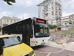 ★ ⑥「サランダ」編からの続きです。
サランダ2日目。今日はブトリント考古遺跡（世界遺産）と美しい泉「ブルーアイ」に行く予定。旅行代理店で1日ツアーも用意されていますが、自力で行こうと思います。
サランダの中心地、シナゴーグ跡の南側にあるバス停から「ブトリント」行きのローカルバスに乗れます。
バス停近くにツーリストインフォメーションがあり、ブトリント遺跡やブルーアイの移動手段について情報を得ました。

ブトリントは先史時代からギリシア、ローマ帝国、ビザンツ帝国、ヴェネツィア共和国、オスマン帝国まで、古代から18世紀までの歴史を留めるアルバニア南部の港湾都市遺跡。