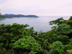 ようやく鳥取県に入りました
カーブする東浜の海岸線と羽尾岬が見える
「東浜展望台」をチラ見