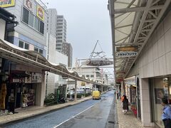 駅から徒歩10分ほどで、熱海銀座商店街に到着。
昔ながらの商店街に、新しいお店もオープンしていて良き雰囲気。