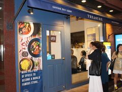 午後７時を過ぎ、夕食はトレジャーでスープカレーを
外は小雨交じりでしたが、人気のあるGARAKUの姉妹店ということで
入店まで、少し順番待ちしました。
