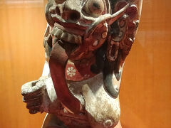 「バリ博物館（1,000円）」では、バリ島からの出土品/彫刻/絵画/織物などが展示されていました。
チケット売り場で「私が館内を案内します」と日本語で声をかけられましたが、「メチャメチャ怪しい」と思いお断りしました。
→実際には、博物館のスタッフだったようです。