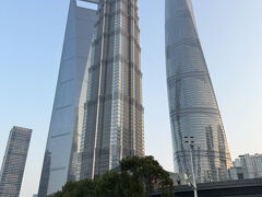 外から見る浦東新区のビル。高いですねー。上海は昔から知ってますが、変化の激しい都市です。それが魅力かもしれません