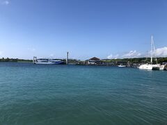 最初に来たのが、小浜港
ちょうどフェリーが入って来ました。
この角度から見る港は、離島旅の情緒を感じます。