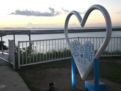 那覇空港に着いて、
空港近く「恋の島」瀬長島へ、
夕日を見に。

って、

到着が20分遅れ、
バスが20分来なくって
渋滞に20分巻き込まれていたので

本日の日没17:56のところ、
瀬長島到着が17:53。