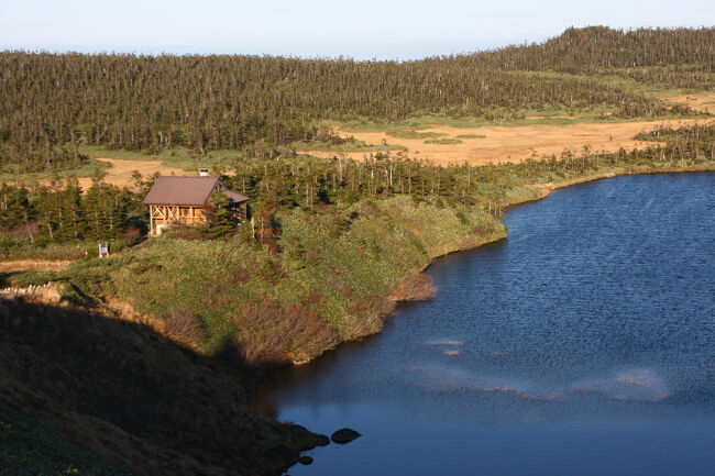 左手に山小舎“陵雲荘”