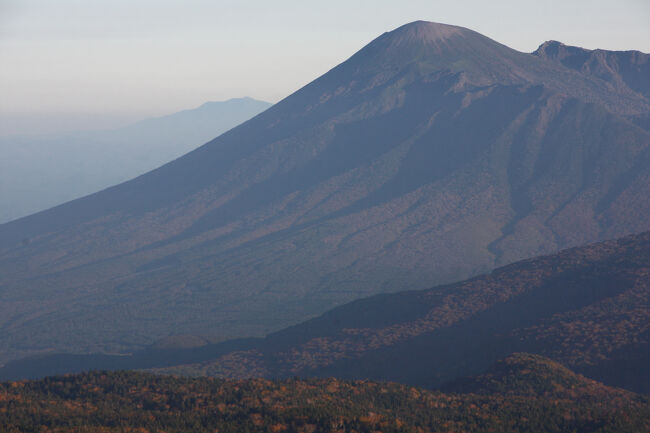 ”片富士”とも言われる　　左奥に薄く「早池峰山」