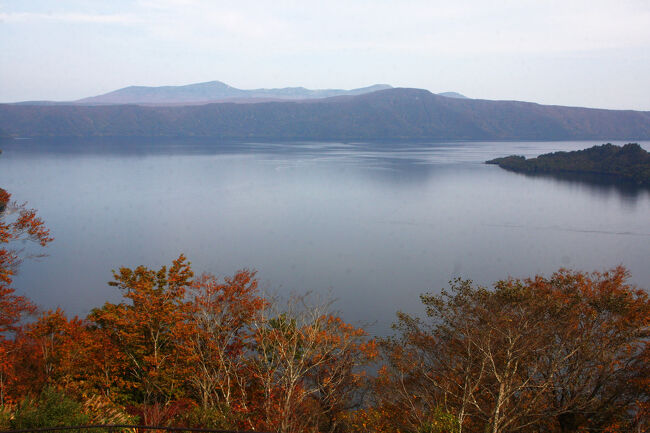 「十和田湖」と、遠くに「八甲田山」