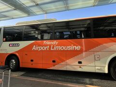　エアポートリムジンバス、お世話になりました。80分ジャスト。参りました。あれだけ渋滞してたのに。もっともバス停の表示は国際線までの予想だったから、実際はいい勝負だったということで。