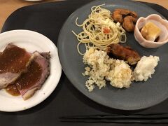 さあ、夕食の時間の時間です。
2日目はビュッフェを選択。
盛り付けの見栄えはよくありませが、全般に丁寧に料理がされている感じで美味しいです。
写真撮り忘れましたが、なんと！マナガツオのお刺身がありました。
これは美味しくて絶品！
新鮮な高級魚に感激です。
