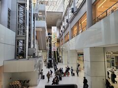 まずは羽田空港にやって来ました。10時からの見学に備え手荷物を預入ます。