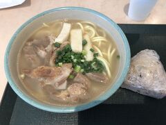 空港に着いての昼食は、八重山そばとジューシーのおにぎり（炊き込みご飯）
ジューシーが美味しかった。