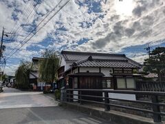 旧北国街道柳町
街道筋らしさはこの橋から始まります。
道の右側には電信柱が在りません。なるべく右側を見ながら歩いて下さい(笑)、だそうです。

柳町、今回初めて知りました。
上信越道を進んでいる時点で昔の町並みと言うヒントを出されていたので、てっきり中山道の宿場町海野、茂田井辺りに立ち寄るのではないかと予想してましたが、更に先へ進み、やって来たのが此処でした
