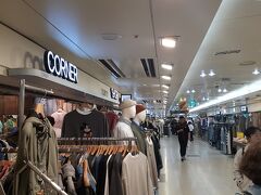 富平の地下ショッピング街、帽子を買いました。ちょっとうれしいおっちゃん。