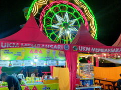 クレネン市場にやってきました。
デンパサール一の規模の夜市です。
道の反対側の駐車場には観覧車やミニコースターなども出て、さながら子供遊園地の様でした。