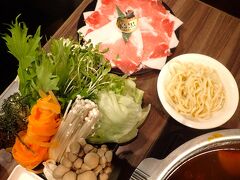 最後に野菜たちがドーンと登場。

水菜の下には白菜がごっそり、
トルネード盛りの人参がナイス♪